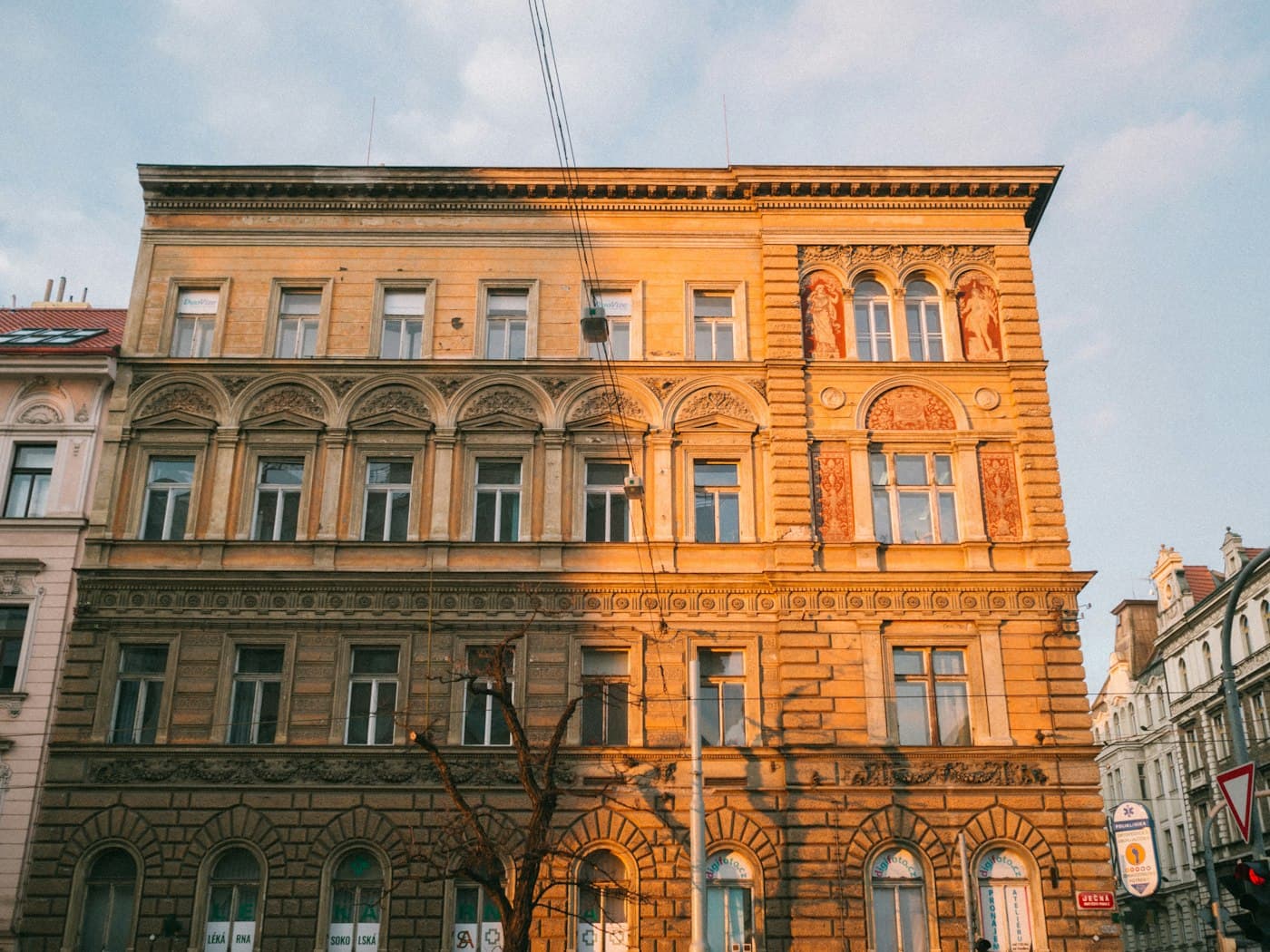 Secesní činžovní dům s bohatě zdobenou fasádou