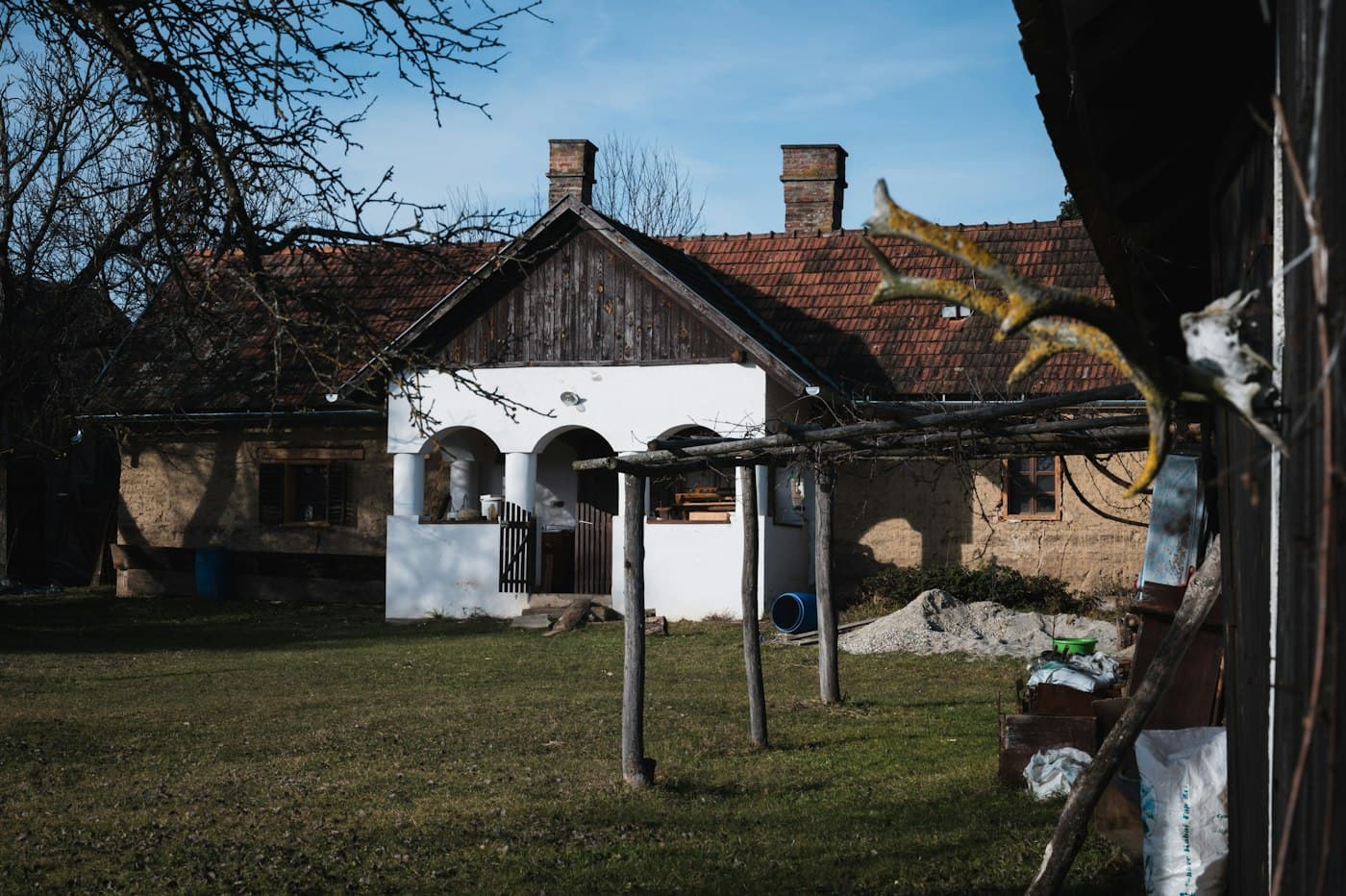 Starý venkovský dům se dvorem