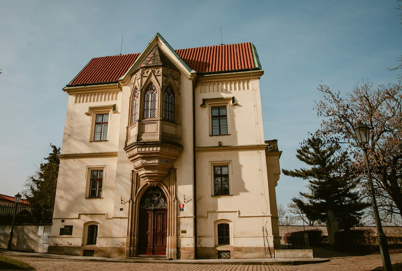 Historická budova s červenou střechou