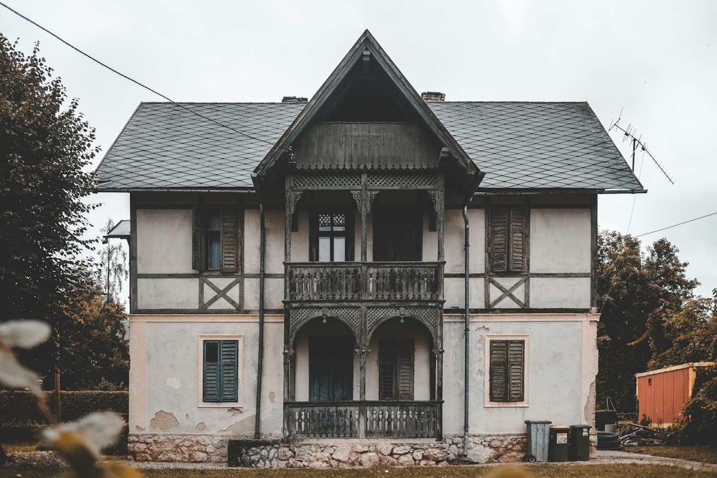 Stará vila s dřevěným balkonem