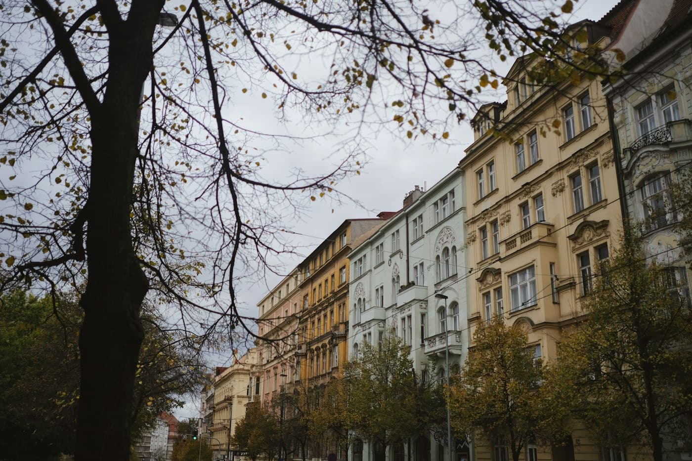 Ulice s řadou starších činžovních domů